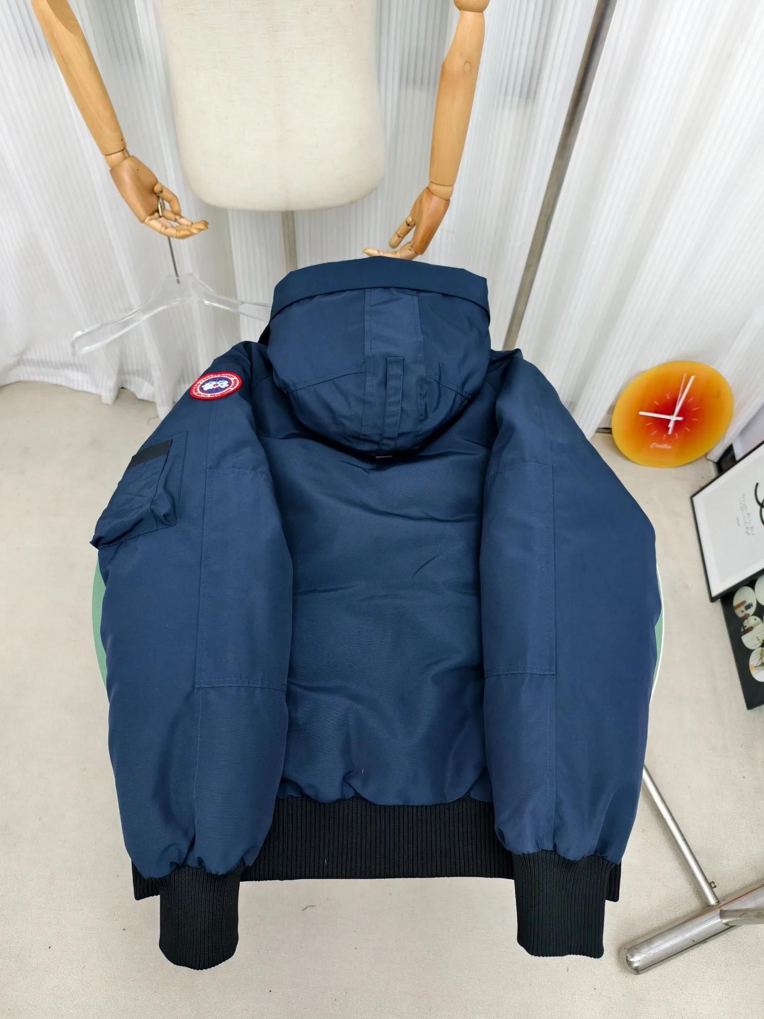 P720 ————2050M model/new 01 model (high version) Canada goose Canada Goose Chilliwack bomber jacket is one of our popular styles. The upgraded version adopts streamlined hood details and improved trimmings. The Chilliwack bomber jacket was originally designed for pilots in the post-war no-man's land in northern Canada. It is durable, warm and easy to move. The inside is filled with white duck down, which has higher thermal insulation performance. Chilliwack's iconic style, enduring popularity, is a popular jacket from Canada Goose. Customize your parka with our variety of interchangeable hood trim accessories to extend the coverage of your hood. Hip-length, the bomber jacket's knitted cuffs and hem are mid-length for freedom of movement. Rib knit cuffs and hem improve fit and seal in heat.  2050M is an upgraded version of the old version 01. Color: black, gray, off-white, navy. Size: XS-2XL